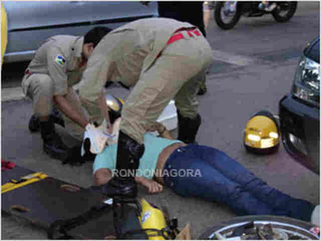 Mulher fica ferida em acidente triplo quando mototáxi estava parado; Veja vídeo