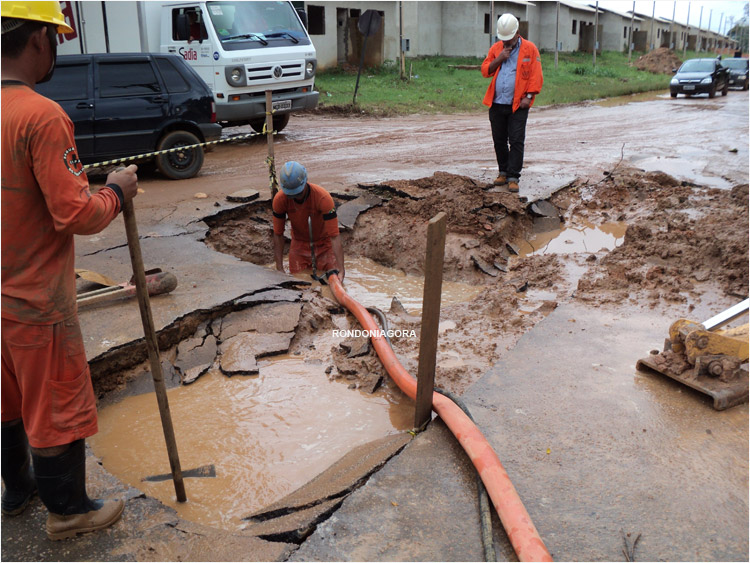 Asfalto da Estrada do Santo Antônio cede na Capital