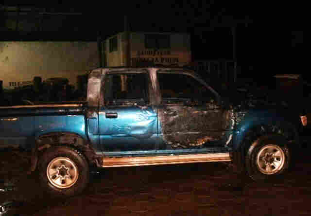 Condutor embriagado ateia fogo no próprio veículo