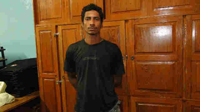 PM prende acusados de roubo em supermercado