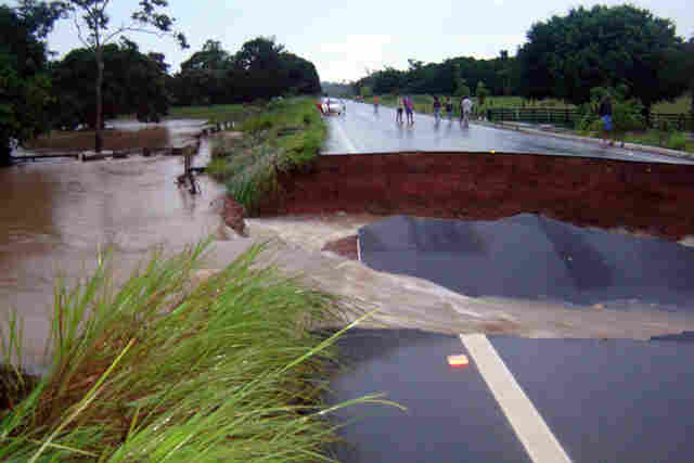 Chuva leva bueiro e abre cratera na BR-429