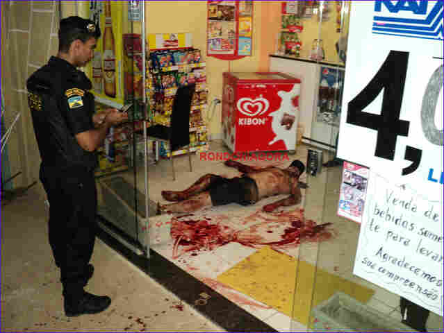 Jovem de 23 anos é morto com um tiro nas proximidades de casa  Imagem forte