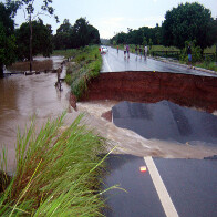 Chuva leva bueiro e abre cratera na BR-429