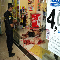 Jovem de 23 anos é morto com um tiro nas proximidades de casa  Imagem forte