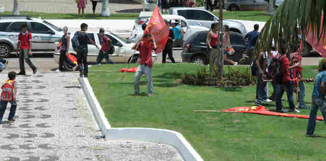 Manifestação contra tarifa de ônibus acaba em pancadaria; Prefeitura diz que crianças foram usadas