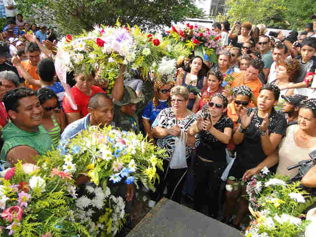 ENTERRO DE MANELÃO REÚNE MILHARES DE PESSOAS EM PORTO VELHO; VEJA VÍDEOS