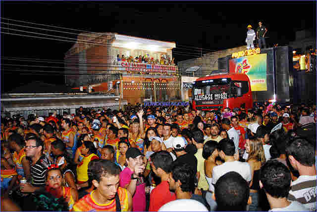 GALO DA MEIA NOITE ABRE CARNAVAL NA CAPITAL COM MILHARES DE FOLIÕES