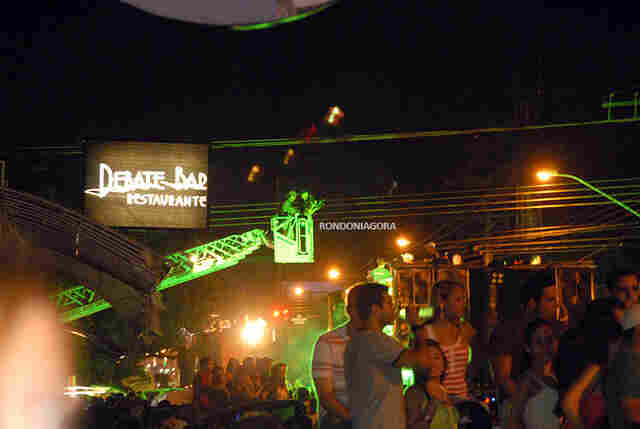 Ainda sem uso em incêndios, escada Magirus dos Bombeiros é utilizada pela imprensa de Porto Velho