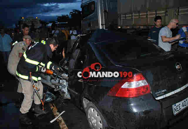 CARRO EM QUE EDUARDO VALVERDE VIAJAVA FICOU COM A FRENTE TOTALMENTE DESTRUÍDA; fotos