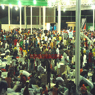 GINÁSIO DO SESI LOTA E TRABALHADORES DORMEM NA RUA OU EM BOATES ALUGADAS PELA EMPRESA