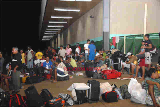Milhares de trabalhadores passam mais uma noite nas ruas de Porto Velho; Veja imagens