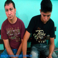 Pai e filho caem com quase dois quilos e meio de droga amarrada nos corpos