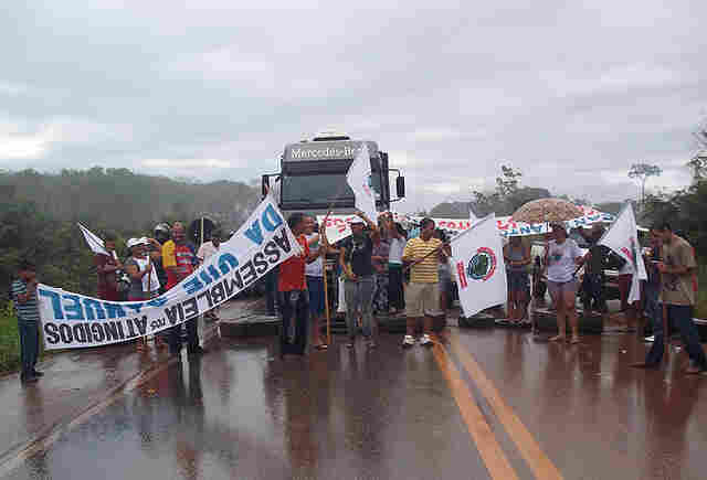 MAB fecha BR-364 na altura de Itapuã