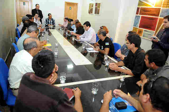 PARA SECRETÁRIOS ERA 25%: CONFÚCIO FORMALIZA A SINDICATOS REAJUSTE DE 4,39% AOS SERVIDORES PÚBLICOS E SINDICALISTAS DENUNCIAM ENROLAÇÃO