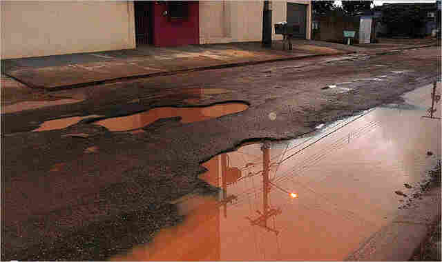 Em plena região central, buraqueira domina rua em Porto Velho