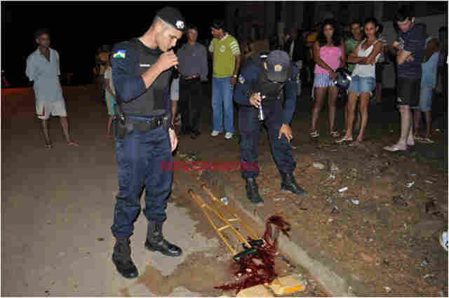 Homem é &#101;xecutado a tiros quando caminhava de muletas ao lado da esposa