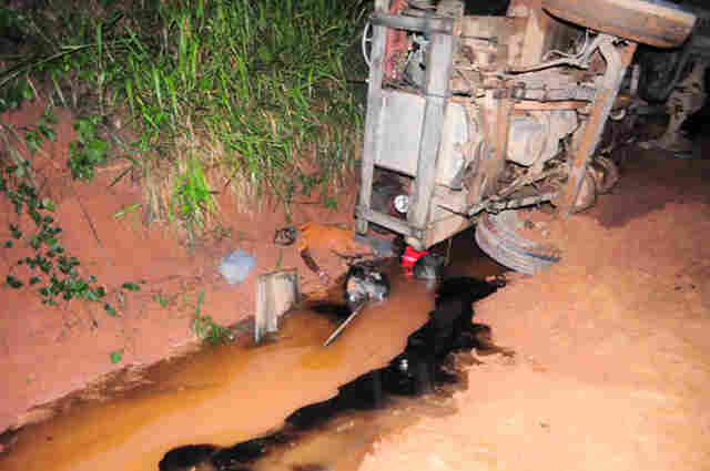Caminhão tomba e mata caroneiro na área rural de Cujubim
