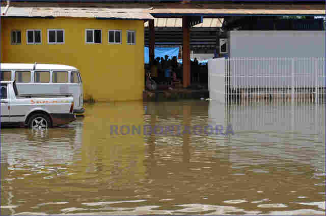 NÍVEL DO MADEIRA SOBE MAIS QUE O ESPERADO E RIO JÁ ALAGA SHOPPING POPULAR