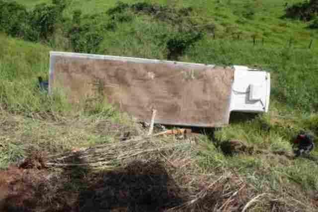 Motorista tira chave da ignição de caminhão em movimento e provoca acidente