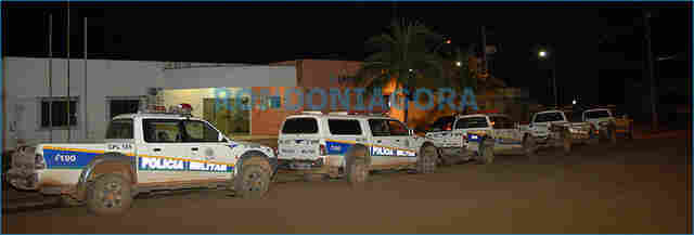 MULHERES DE PMs RADICALIZAM E ESVAZIAM PNEUS DE VIATURAS; NA CAPITAL, COMANDO DE BATALHÃO NÃO CONVENCE SOLDADOS A LIBERAREM VEÍCULOS PARA A COE