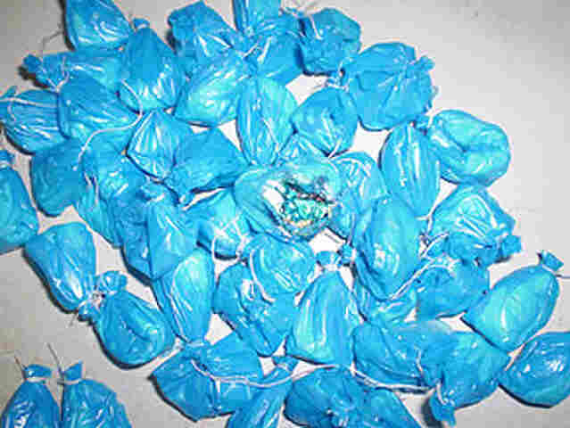 Denarc prende irmãos em casa com 80 invólucros de cocaína escondida em cano