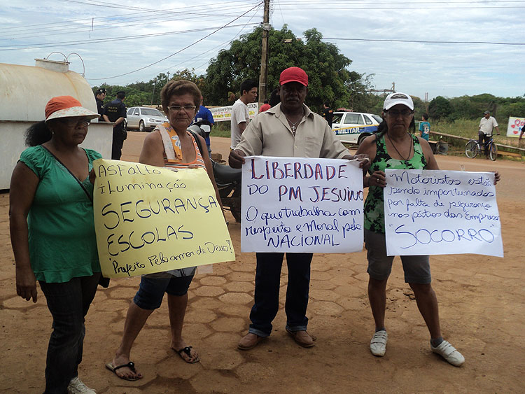 Familiares do presidente da Assfapom aproveitam protestos de moradores para pedir liberdade
