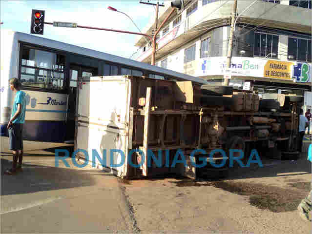 Acidente na área central atrapalha ainda mais o trânsito na Capital