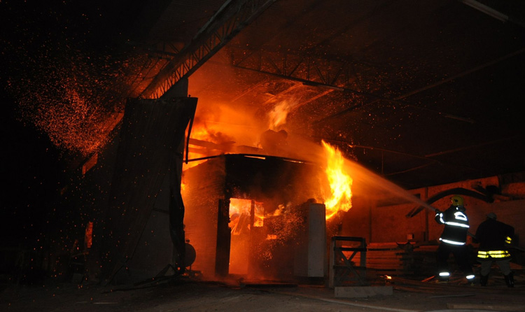 Incêndio destrói parte do galpão principal da madeireira São Gabriel