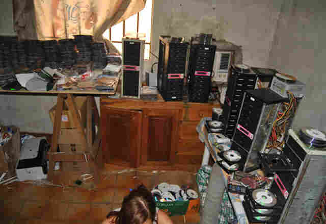 PC fecha fábrica de CD&#39;s e DVD&#39;s piratas e apreende mais de 40 mil