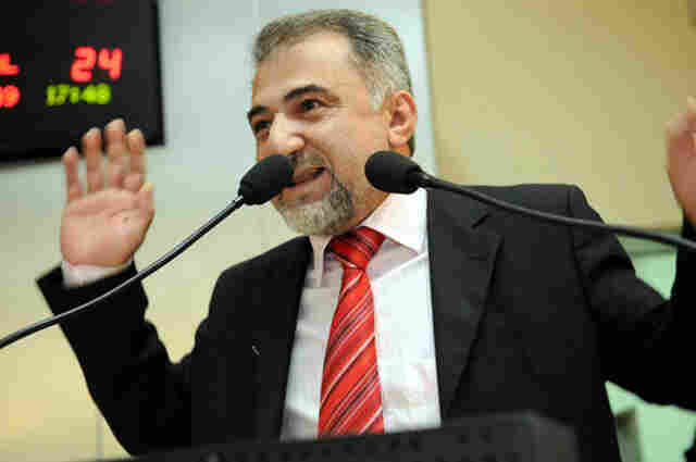 DEPUTADOS DENUNCIAM &#34;ROUBALHEIRA E CORRUPÇÃO&#34; E EXIGEM EXPULSÃO DE ROBERTO DO QUADROS DO PT