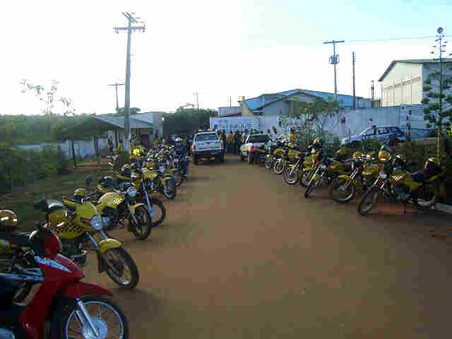 Mototaxistas agem como policiais e tentam prender jovem, que quase foi espancado