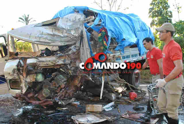 Colisão frontal entre carreta e caminhão