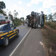 Acidente envolvendo três caminhões na curva da morte deixa duas pessoas feridas