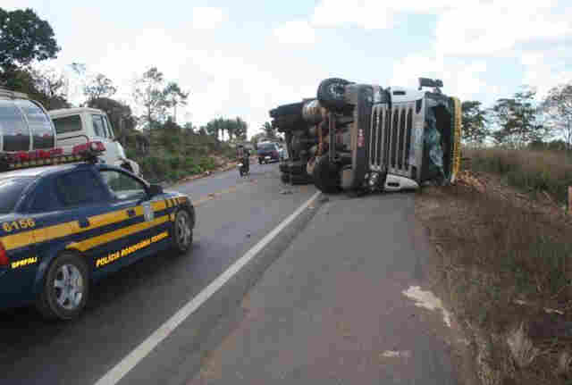 Acidente envolvendo três caminhões na curva da morte deixa duas pessoas feridas