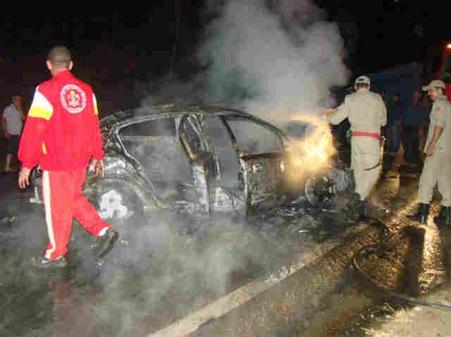 Carro pega fogo na BR 364 após colisão