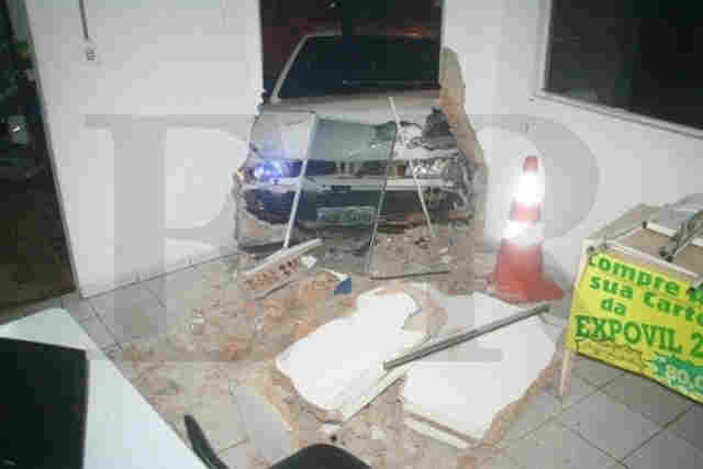 Bêbado, servidor municipal destrói base da PM