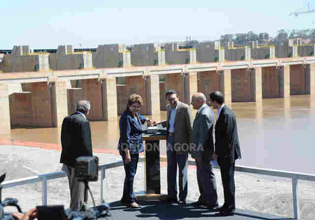 Presidente chega a Usina de Santo Antônio e aciona dispositivo de desvio do rio Madeira