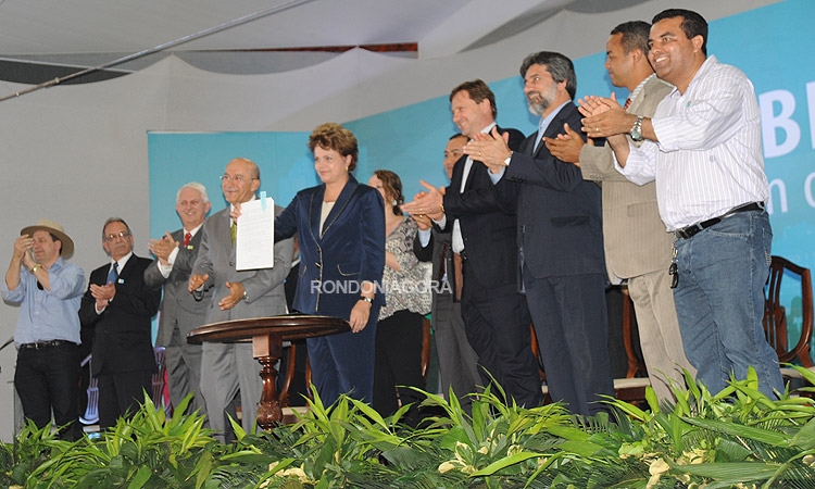 ESTOU AQUI PARA RESGATAR DÍVIDA HISTÓRICA COM RONDÔNIA, DIZ DILMA AO ASSINAR DECRETO DE TRANSPOSIÇÃO