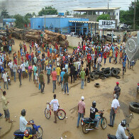 Madeireiros protestam contra Ibama e fecham entrada de Buritis