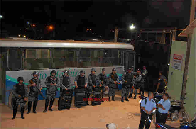MESMO COM INTERVENÇÃO DA PM, GREVE NO TRANSPORTE COLETIVO É QUASE TOTAL; Confira imagens
