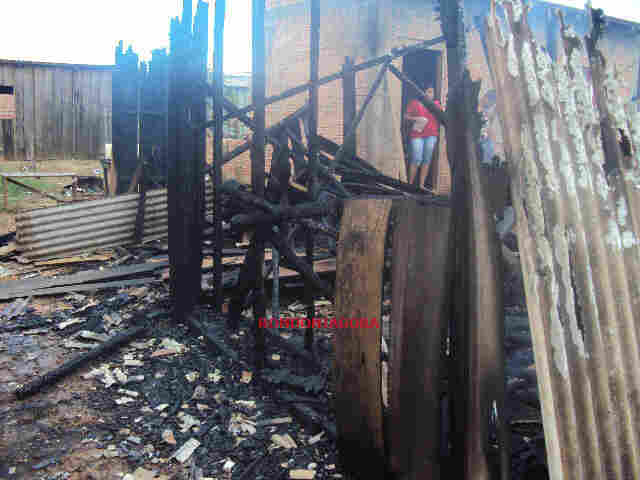 Incêndio destrói casa na Zona Leste da Capital