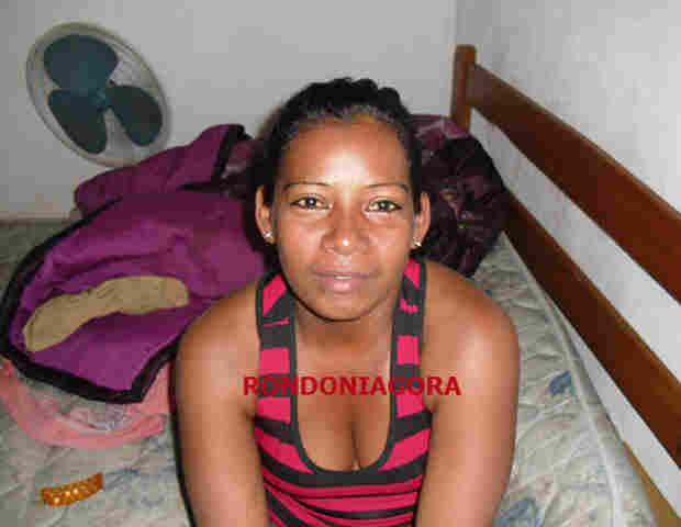 MULHER DIZ QUE ESTAVA CANSADA DE APANHAR E MATA COMPANHEIRO COM FACADA