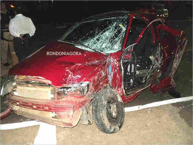 Motorista de ônibus avança sinal e causa acidente na Jorge Teixeira; homem ficou preso nas ferragens; fotos