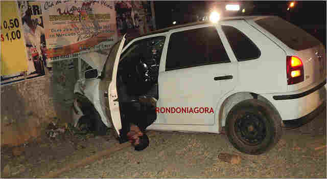 Jovem perde controle de veículo em alta velocidade e destrói carro em obras de viaduto; Confira fotos impressionantes