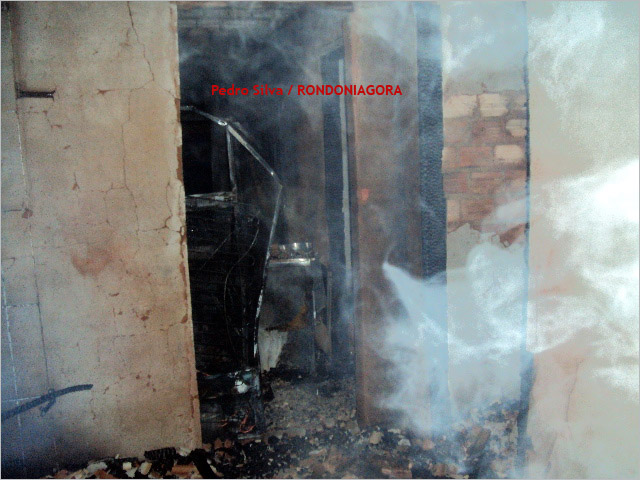Incêndio destrói residência no Bairro Lagoinha