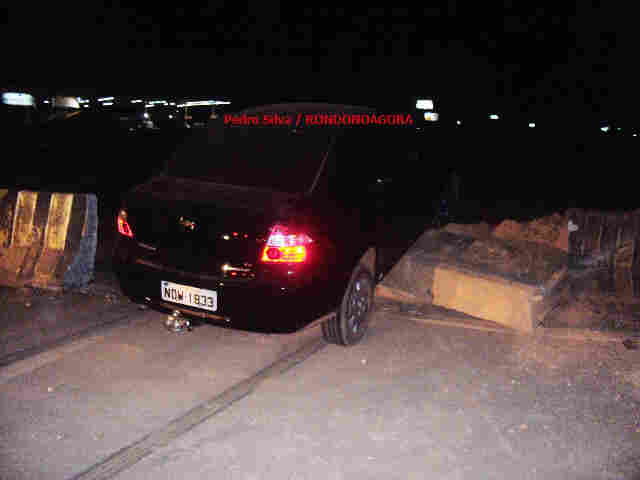 Homem bebe e joga carro contra proteção na BR