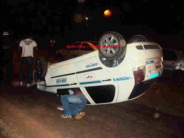 Taxista capota veículo em frente a boate na Capital