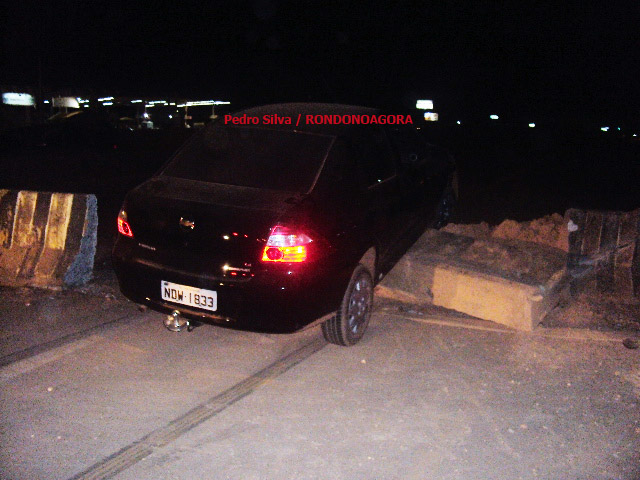 Homem bebe e joga carro contra proteção na BR