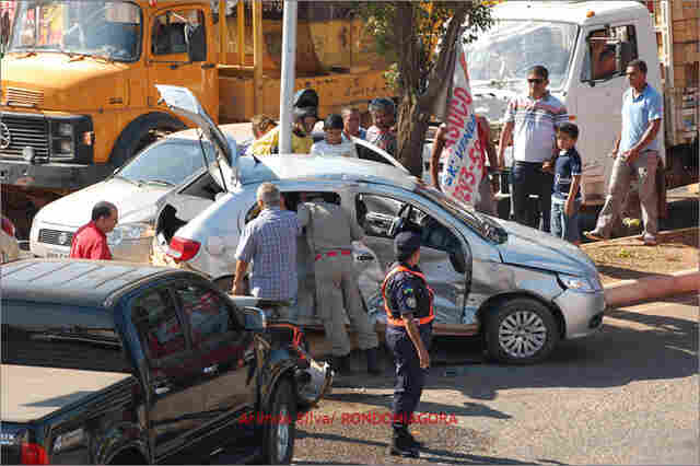 Homem fica preso em carro após acidente na Capital; fotos