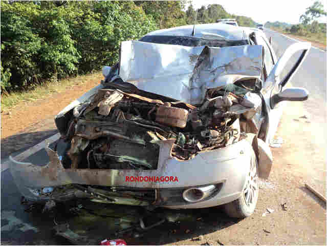 Acidente na BR deixa motorista preso às ferragens de veículo